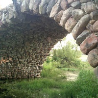 Василево. Фрагмент валунного арочного моста на территории усадьбы