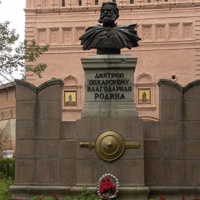 Суздаль. Памятник Дмитрию Пожарскому у стен Спасо-Евфимиева монастыря