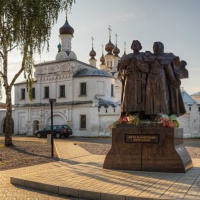 Муром. Памятник Петру и Февронии у стен Благовещенского монастыря