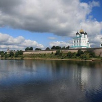 Вид на Псковский Кремль и Троицкий собор