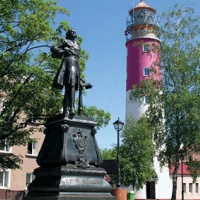 Балтийск. Памятник Петру I и маяк