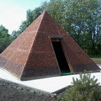Янтарная пирамида в поселке Янтарный