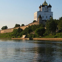 Вид на Псковский Кремль и Троицкий собор с берегов Реки Великой
