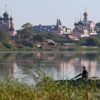 Вид на Ростовский Кремль с берегов озера Неро