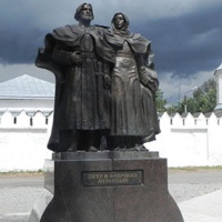 Муром. Памятник Петру и Февронии - покровителям любви и брака