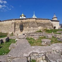 Руины Довмонтова города перед Псковским Кремлем