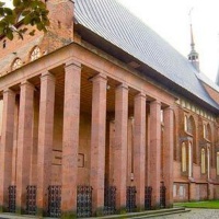 Калининград. Могила Иммануила Канта у стен Кафедрального собора