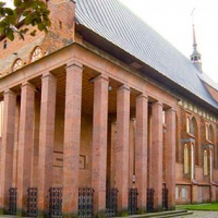 Калининград. Могила Иммануила Канта у стен Кафедрального собора
