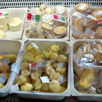 Ассортимент сыров  в магазине  на ферме в Медном