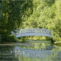 Большой усадебный пруд  украшен романтическим белым мостиком