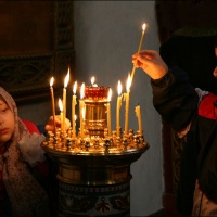 Установка свечей в храме