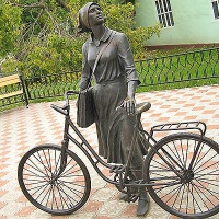 Елабуга. Памятник почтальону