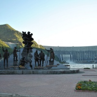 Памятник строителям Саяно-Шушенской ГЭС