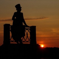 Памятник Пушкину в Твери на закате