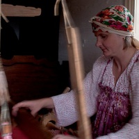 Шушенское. Музей-заповедник. Крестьянка за ткацким станком