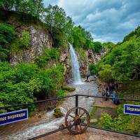 Карачаево-Черкессия. Медовые водопады в ущелье реки Аликоновка