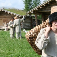 Жители деревни 9 века в Любытино 
