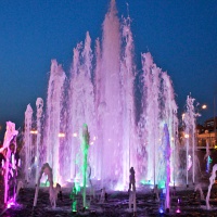 Астрахань. Цветомузыкальный фонтан «Петровский» вечером