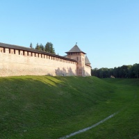 Мощные стены Новгородского кремля