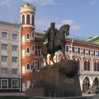 Йошкар-Ола. Памятник Оболенскому-Ноготкову - первому воеводе Царевококшайска
