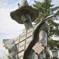 Памятник шоколадке в Покрове