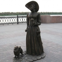 Астрахань. Скульптура «Дама с собачкой»
