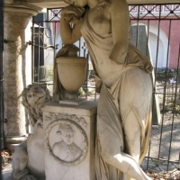 Памятник на территории кладбища