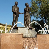Красноярск. Скульптура на Площади влюбленных