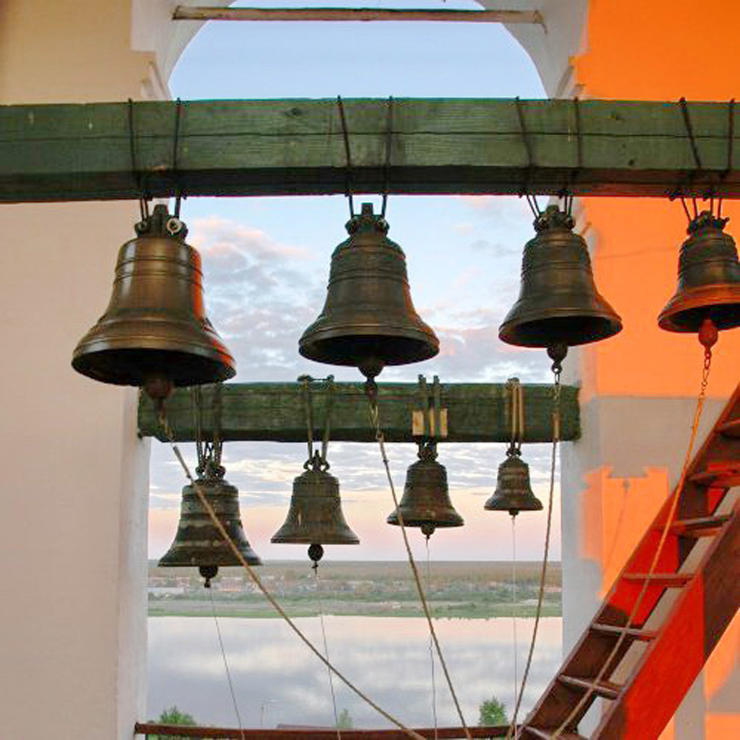 Хрустальные звоны каргополь колокола. Посуда из горного хрусталя. «хрустальные звоны» в каргополе. Фестиваль хрустальные звоны в каргополе. Магазин хрустальный звон кисловодск.